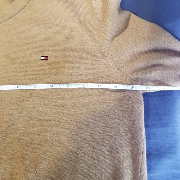 *SOLD* Tommy Hilfiger men's small v neck sweater - Picture 5 of 6